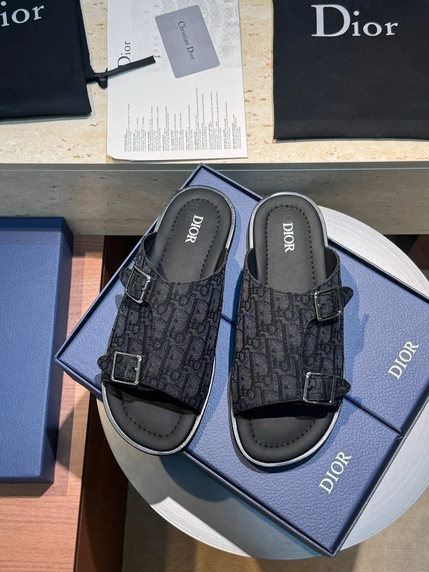 Men's shoes 💰: 340💰 Made in Dongguan. Purchasing-grade top version (Dior) Alia men's leather slippers. This Alias ​​sandal is a new summer product, showing a casual and elegant style. Carefully crafted with grained cow leather, Oblque printed fabric, and cowhide lining! Cross-strap design with metal-clad brass CD Diamnd logo. The imported cowhide leather and rubber soles add sophistication and comfort, and are decorated with Obliue print-effect non-slip panels for added style! -Suitable for outdoor drivers driving shoes🚗. -Size: 39-44 (38.45 customized).